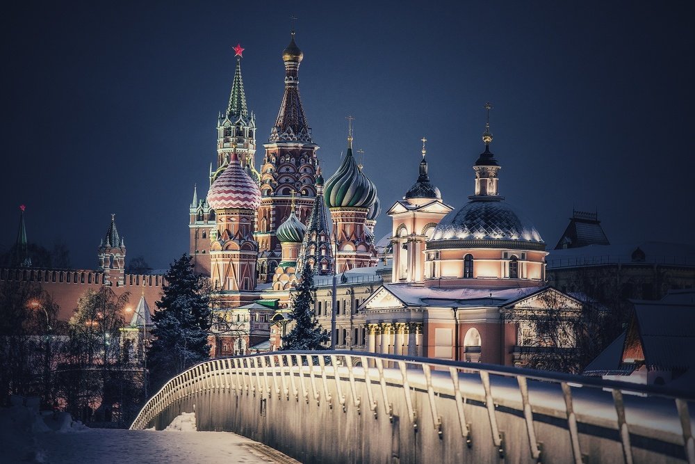 Зимний вечер в центре Москвы.