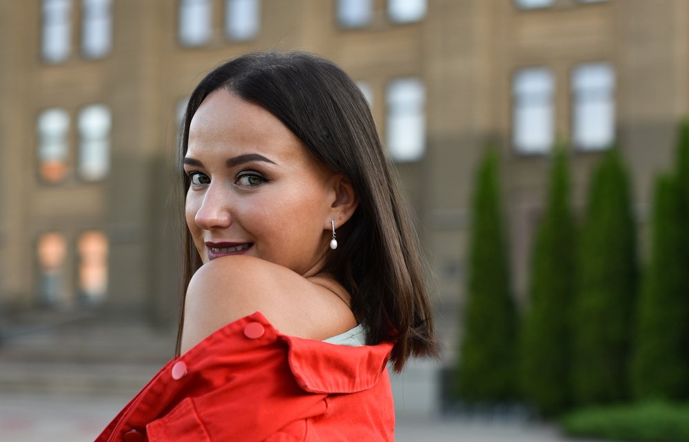 Девушка в красном