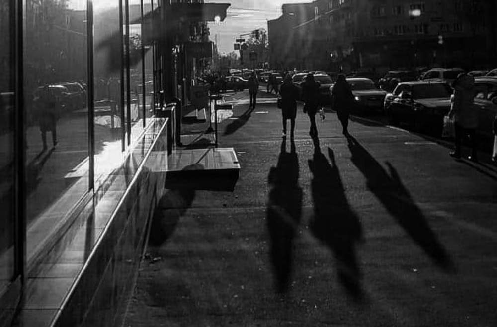 Тени идут за людьми..