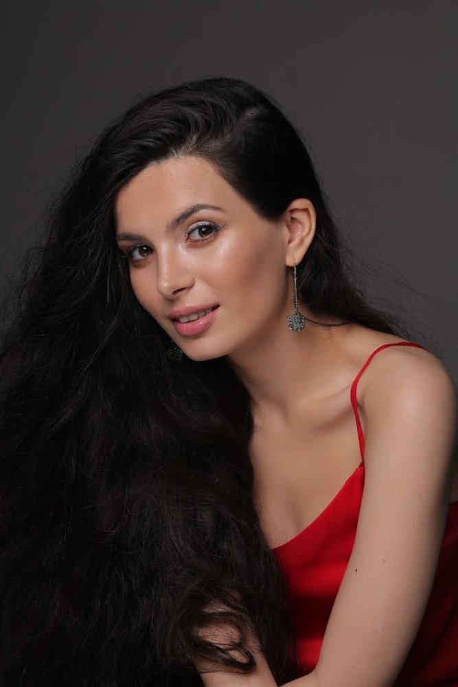 Девушка в красном