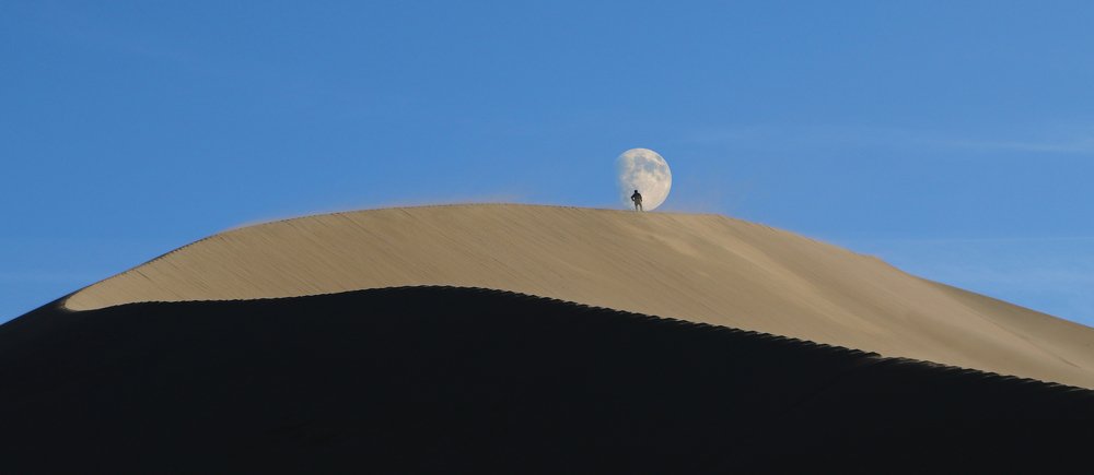 Meeting at the singing dune.