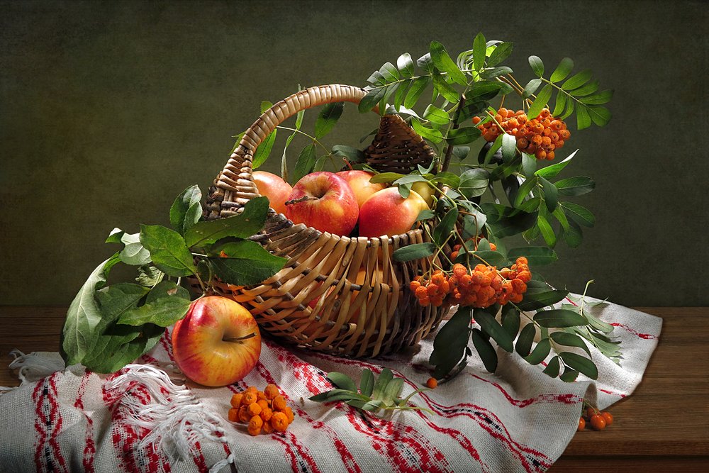Рябина и яблоки