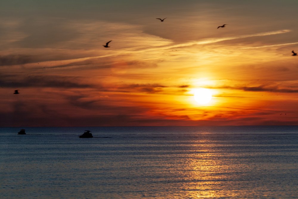 Осенний каскад красок вечернего моря.