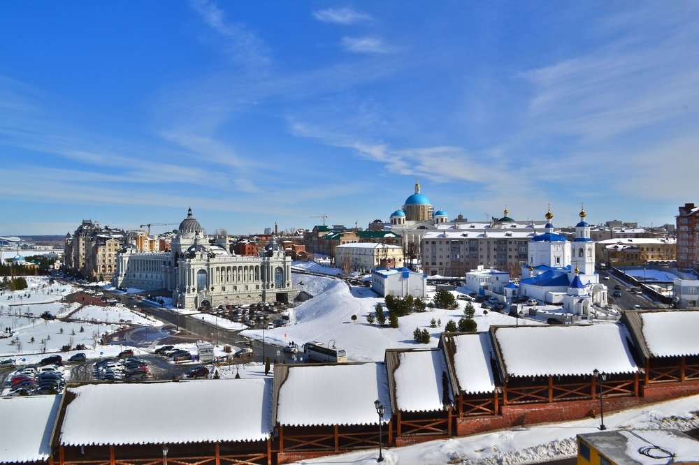 Вид зимой на Дворец земледельцев, купола Собор Каз.иконы Б.М., Пятницкую церковь.