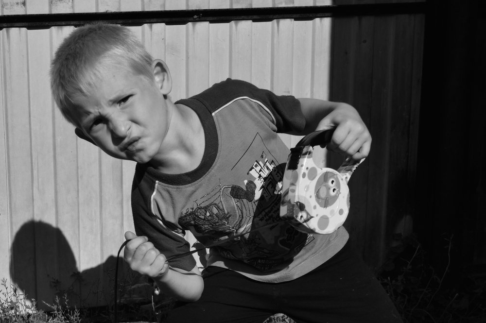 Мальчик и поводок