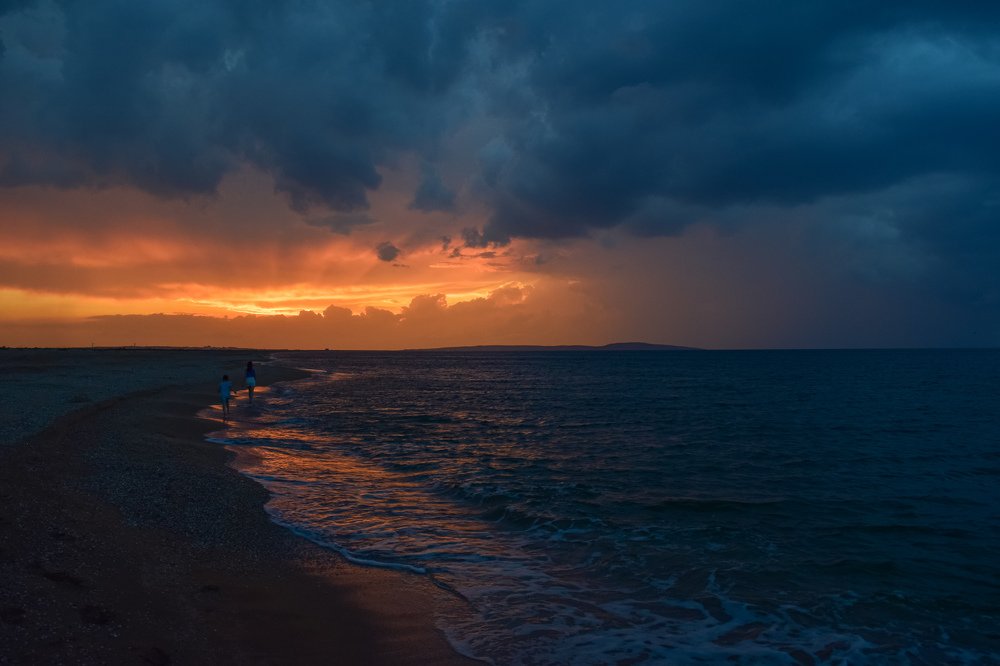 Солнце удопает в городе.