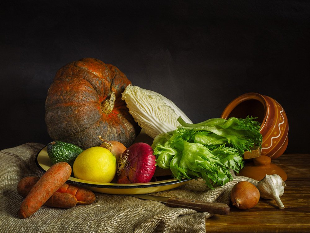 Натюрморт с тыквой и салатом.