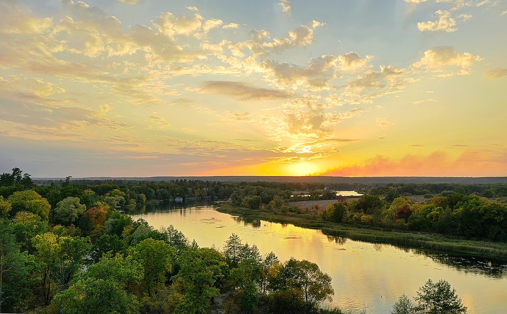 Сентябрьский закат над рекой