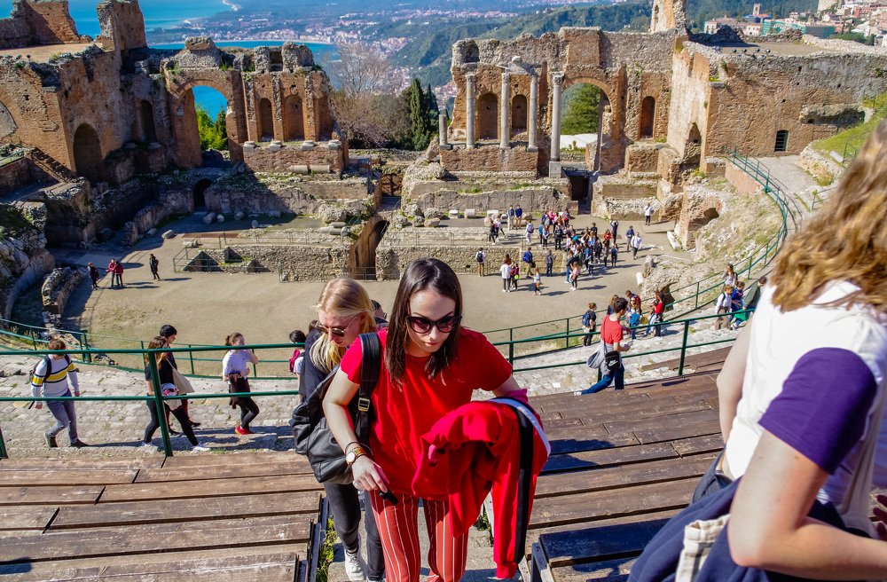 Девушка в красном