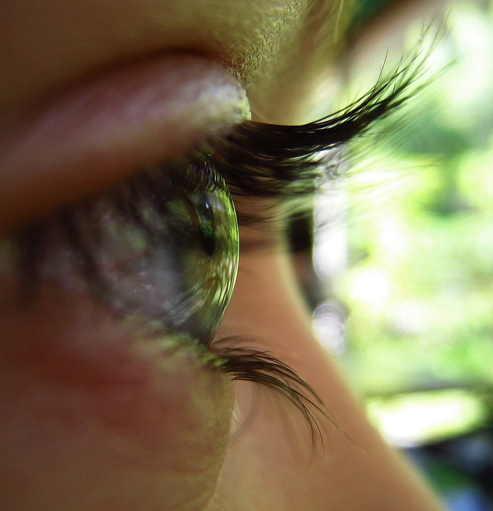 Из-под длинных ресниц...