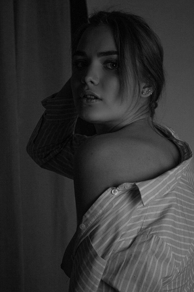 Девушка в рубашке