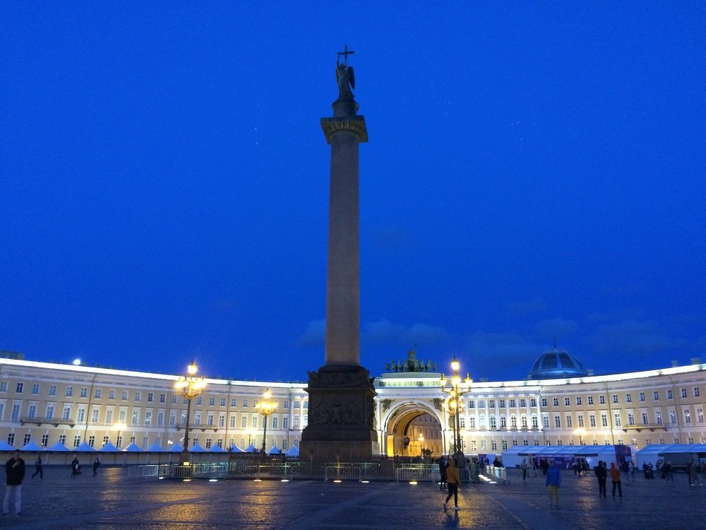 Александровская колонна -самый высокий памятник из монолитного куска розового гранита