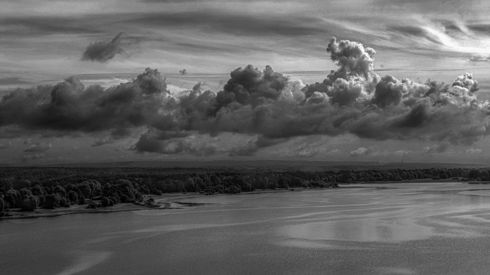 Хмурится небо над Волгой_b&w