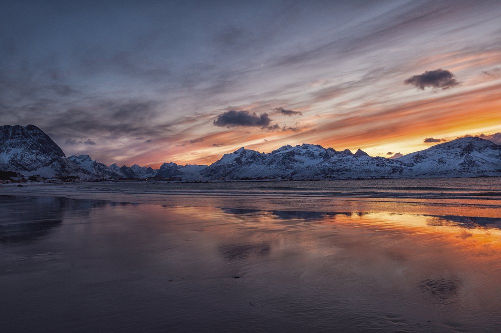 The sun behind the mountains