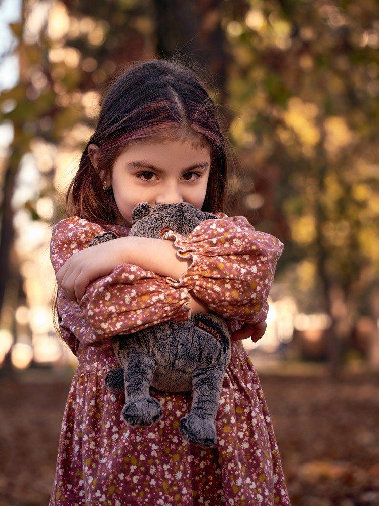 Девочка с любимой игрушкой