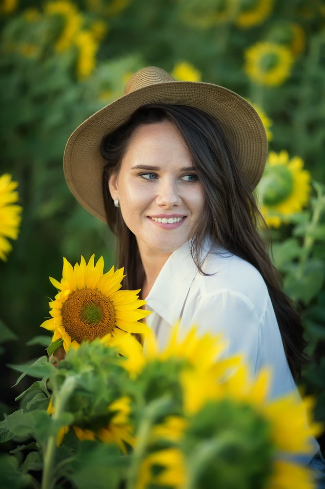 Прекрасная девушка в ярких подсолнухах