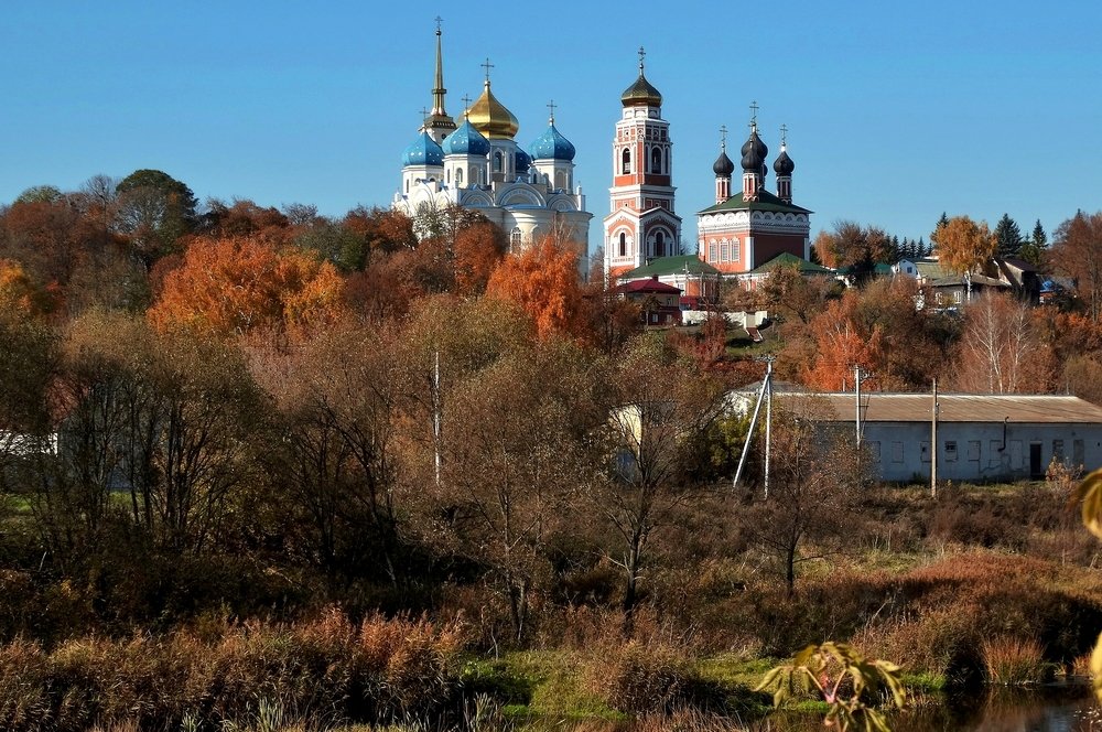 Соборы Болхова в осеннем пейзаже
