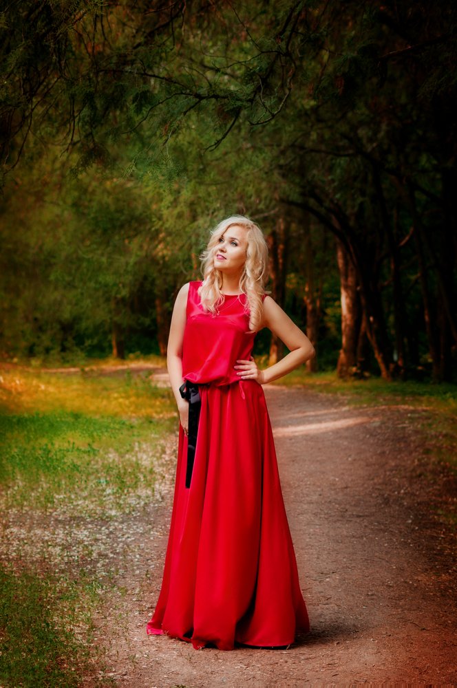 Девушка на прогулке в лесу