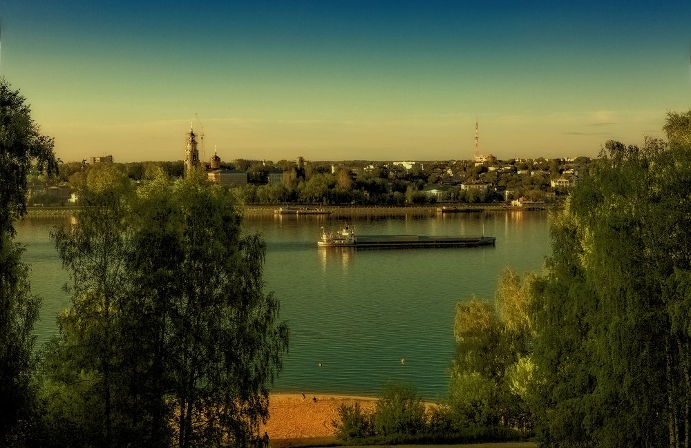 Вид на реку Волга .