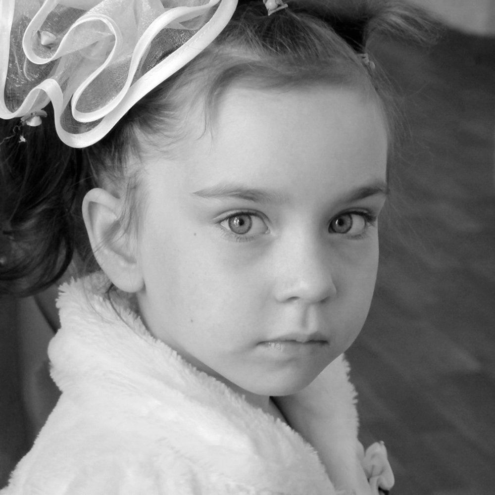 Серьезная девочка Маша