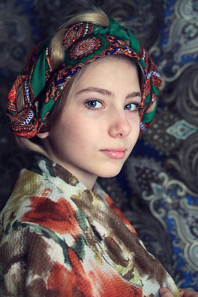 портрет девушки в платке (portrait of a girl in a headscarf)