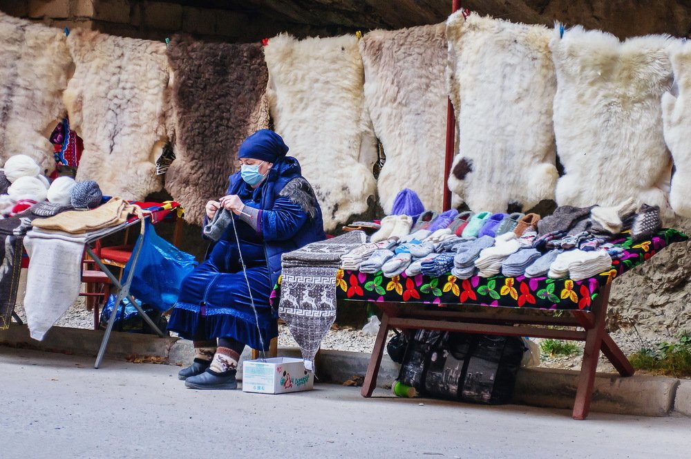 Торговый ряд  в  Чегемском ущелье во время ковида. Жизнь продолжается.