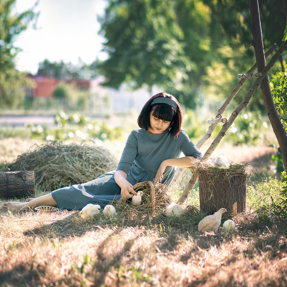 Девушка и перепёлки