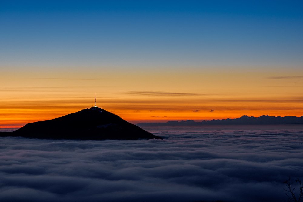 Заря под облаками