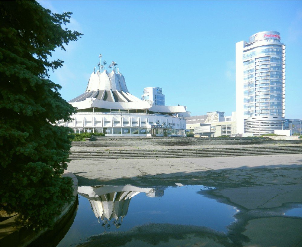 Цирк. После дождя.