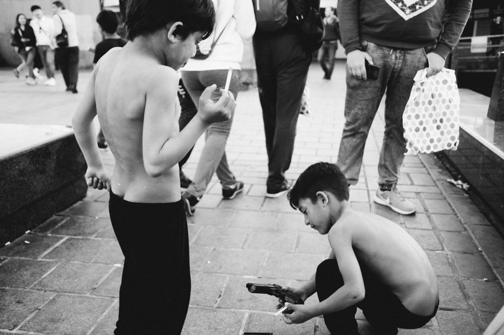 мальчик с пистолетом