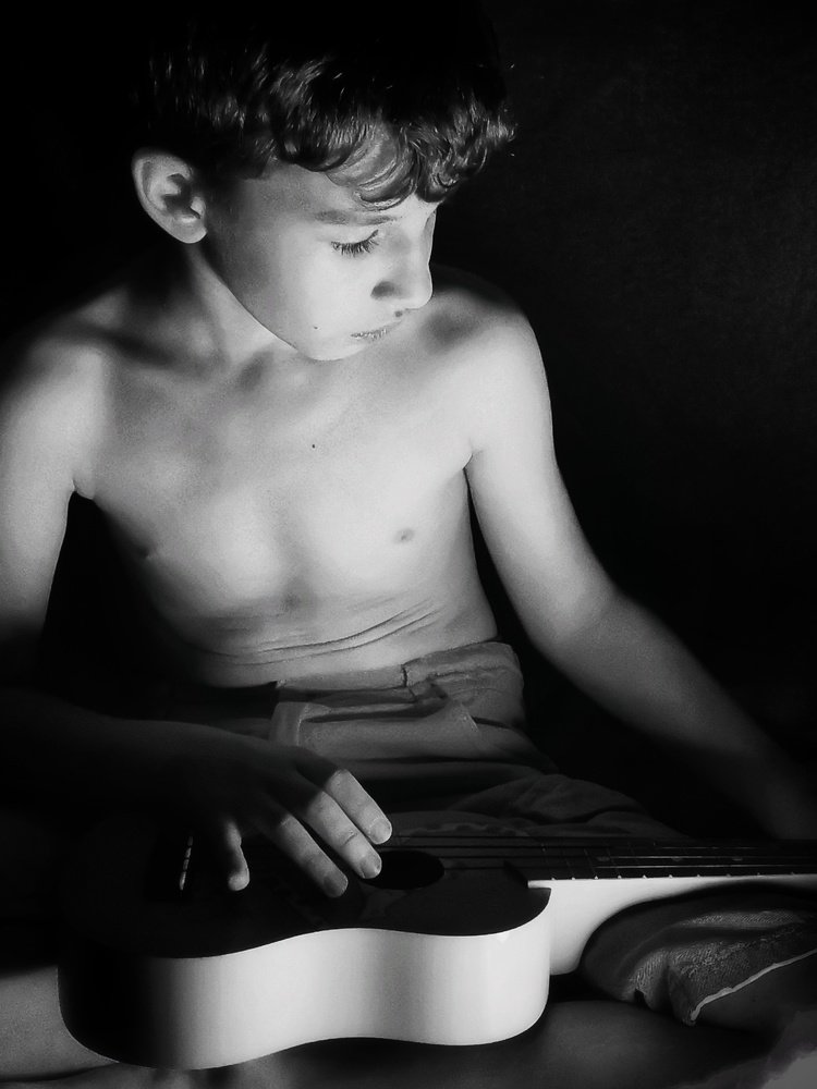 Мальчик с укулеле