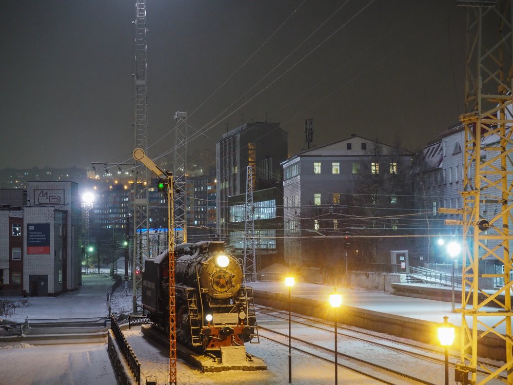 Памятник паровозу в г. Мурманске