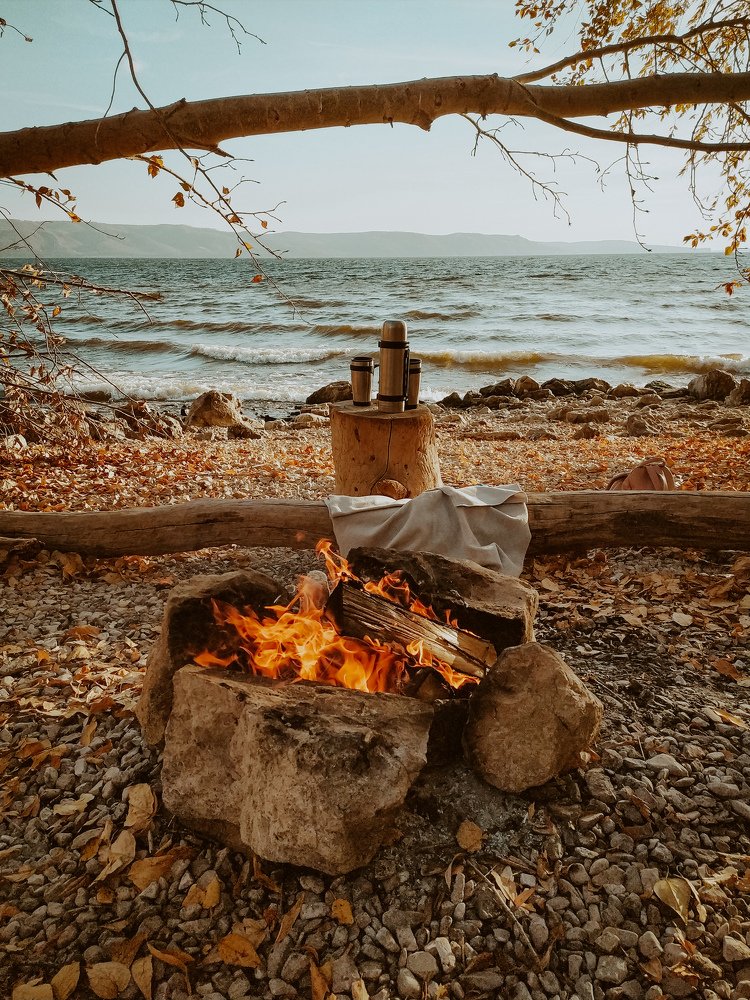 Семейный пикник на берегу реки Волги. Family picnic on the banks of the Volga river