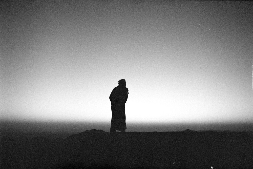 Бедуин встречает рассвет на горе Синай