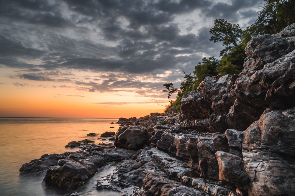 На диком берегу.