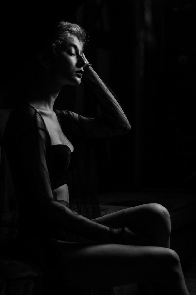 Черно-белый женский портрет