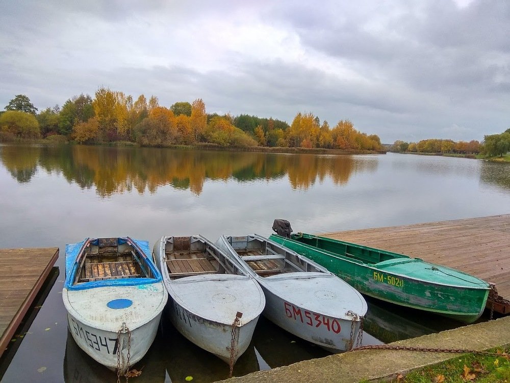 Речной причал. Пустынный пейзаж.