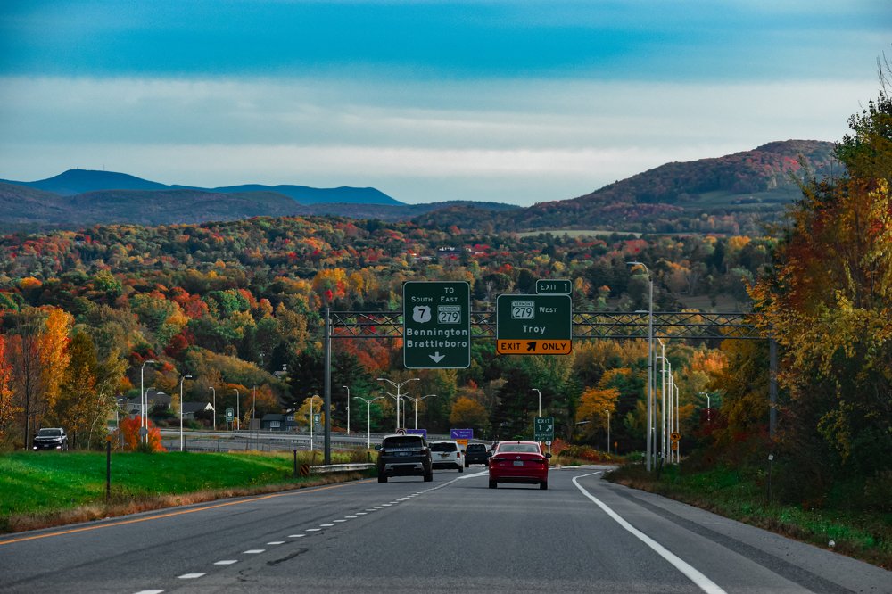 Highway autumn vives