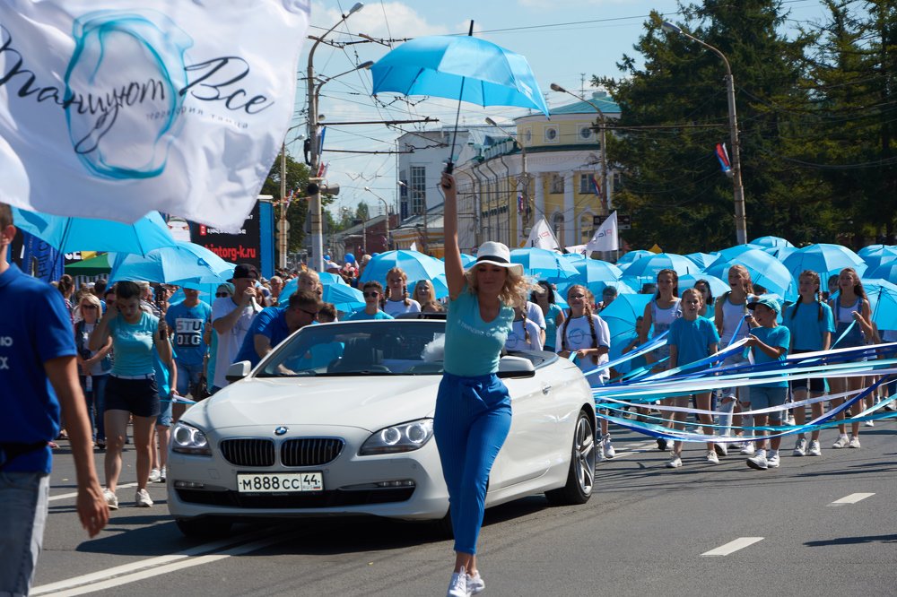 Танцуют все