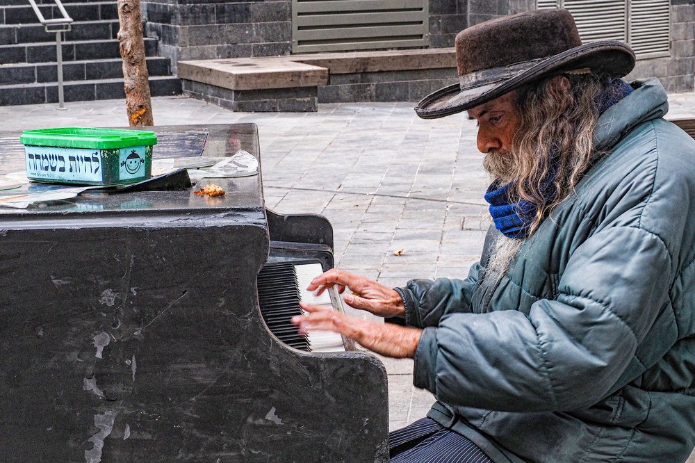 Жить счастливо( надпись на коробке)