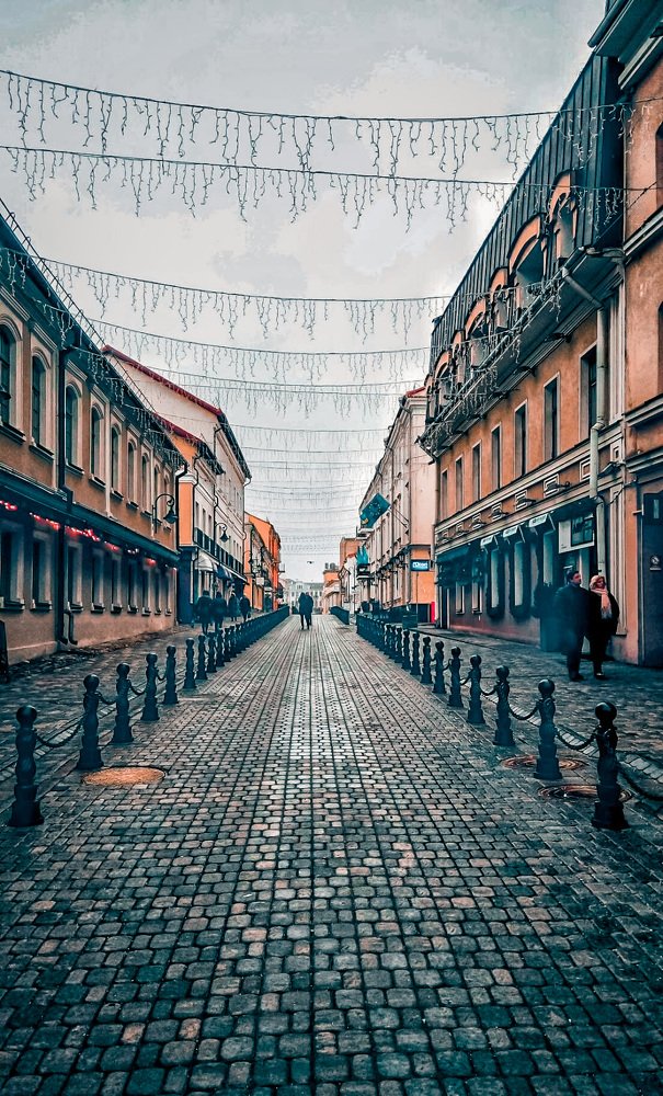 По брусчатке