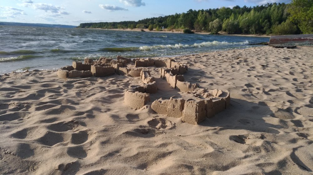 Песчаный замок на левом берегу Волги.