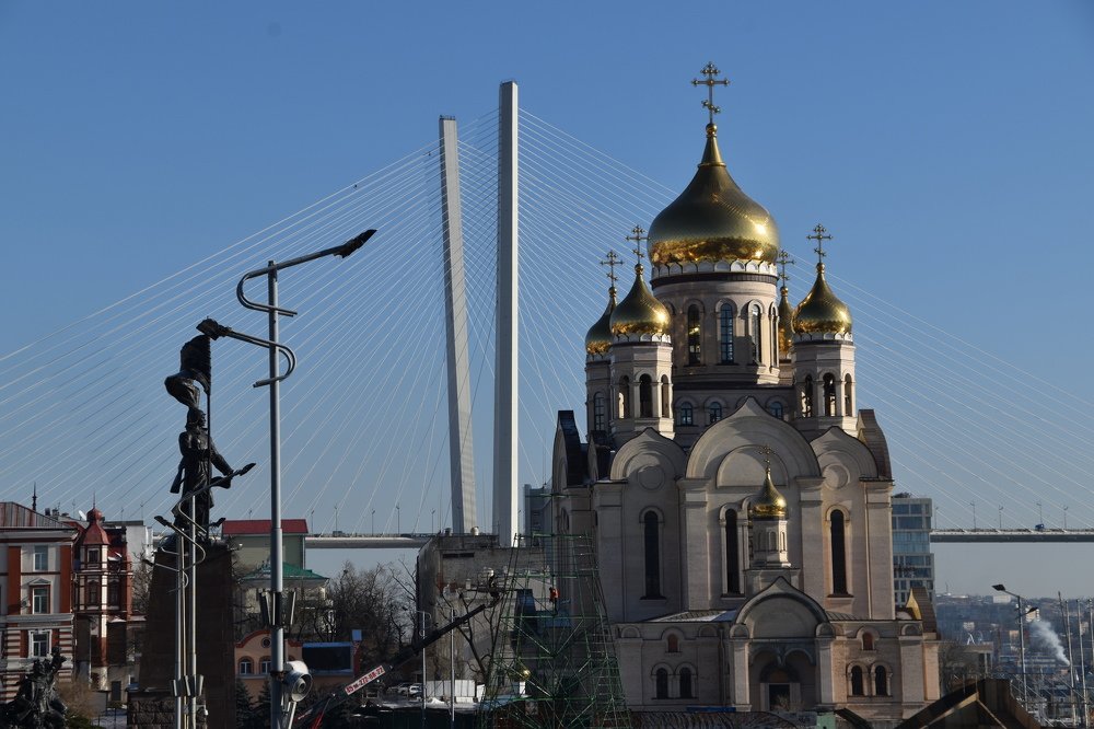 Центральная площадь и храм Владивостока/ Central square of Vladivostok