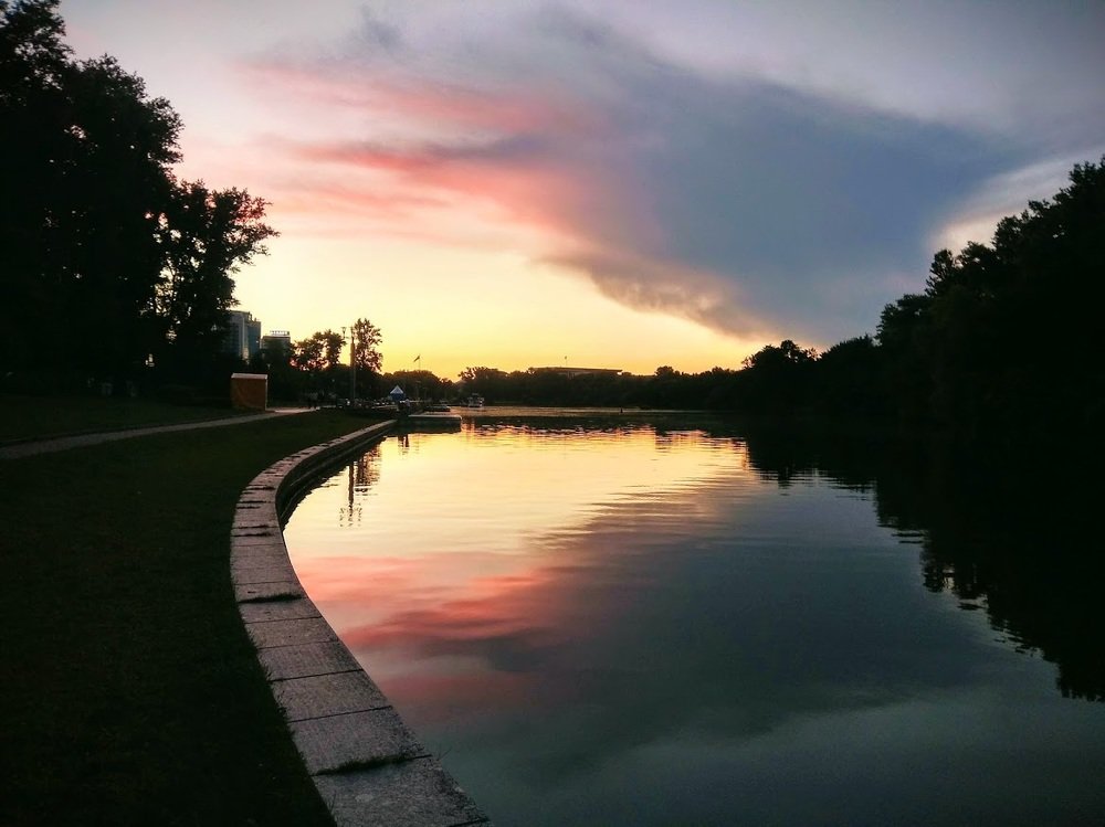Отражение в реке. Небо в лучах заката.