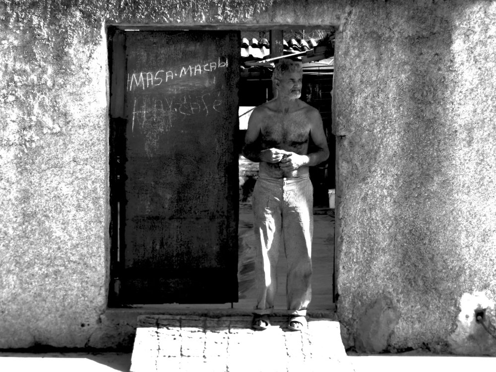 Hombre en puerta ( vendo masa de macabi )