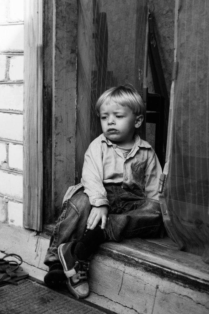 Захар устал.