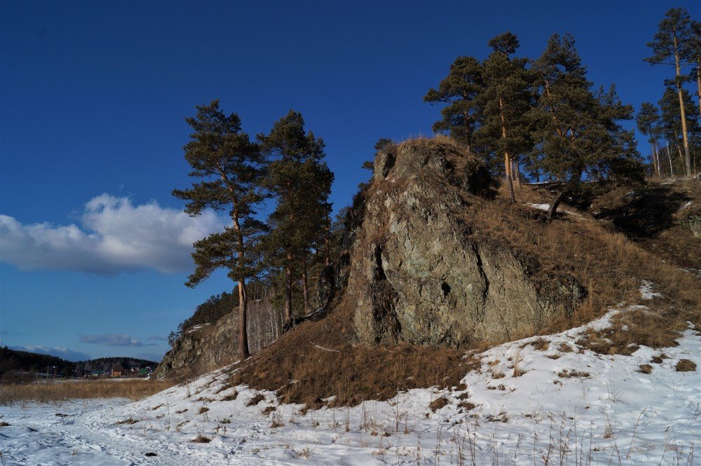 Уж таял снег , весной дышало...