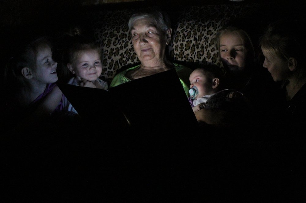 Прабабушка с правнучками