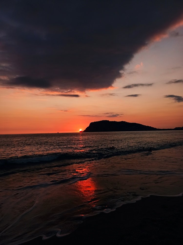 Последние лучи заходящего солнца