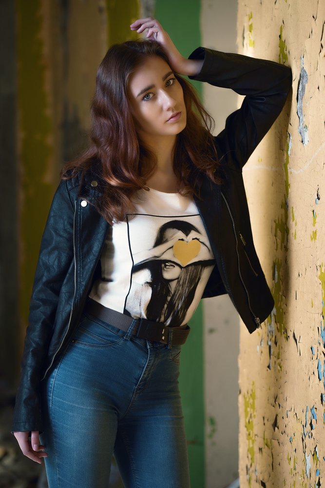 Фото в заброшенной школе.